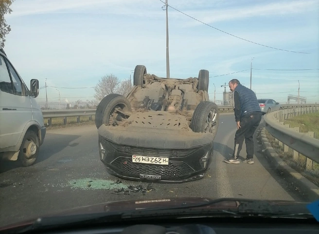 У «М5 Молла» перевернулся автомобиль | ya62.ru