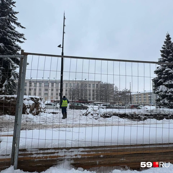 Возле забора лежат стройматериалы | Источник: Екатерина Вохмянина / 59.RU