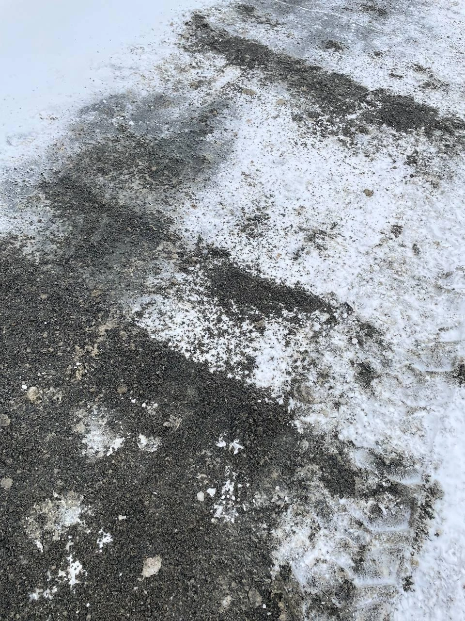 Тротуары в городе продолжают посыпать гранитной крошкой | Источник: Анна