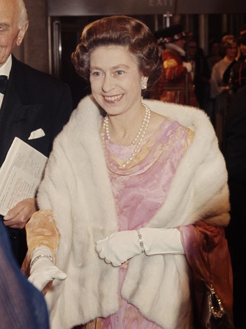 Елизавета II на открытии Национальный театр на Южном берегу Лондона, 25 октября 1976