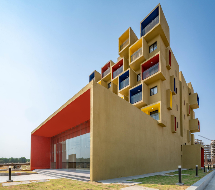 В Индии построили дом с разноцветными балконами-кубиками