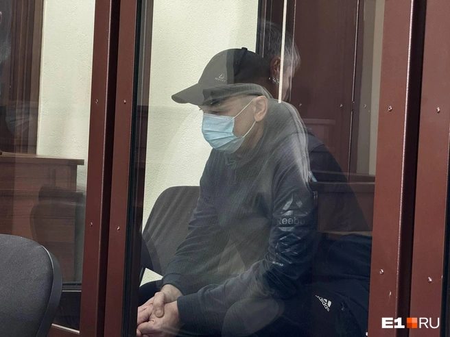 На первом заседании Виктор Петриченко скрывал лицо маской и отводил взгляд от родственницы убитых | Источник: Дарья Манохина / E1.RU