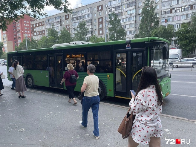 Пассажиры возмущаются, что водители в автобусах не открывают передние двери | Источник: Радик Енчу / 72.RU