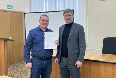 Агафонов вручил жилищные сертификаты кузнецким семьям