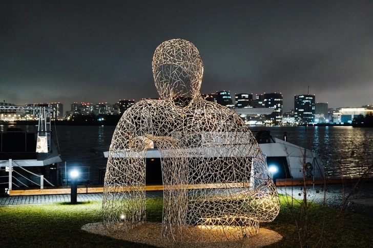 Александра Weld Queen, «Обнимать». | Источник: Архив пресс-служб