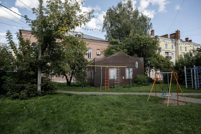 Позади дома раскинулся просторный двор с детской площадкой, правда, рядом стоит полуразрушенное здание № 7в | Источник: Александр Куренной / 76.RU