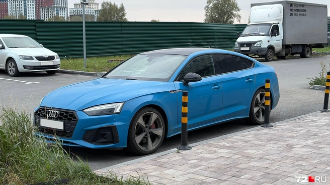 Ярко-синий цвет делает Audi A5 заметнее большинства соседей по парковке | Источник: 72.RU