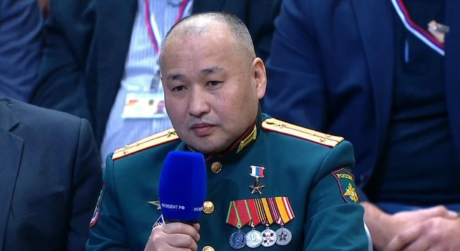 Владимир Путин передал слово Герою Россию Нарану Очир-Горяеву из Калмыкии | Источник: Ruptly