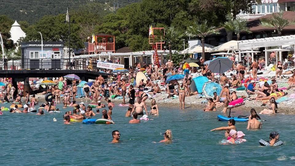 «За всё уплочено, я из моря ни ногой». Туристка — об отдыхе на Черноморском побережье под звуки ПВО и взрывы БПЛА