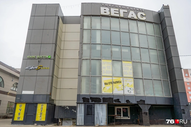 При взгляде на фасад здания в голову приходит мысль о том, что его неплохо было бы освежить | Источник: Кирилл Поверинов / 76.RU