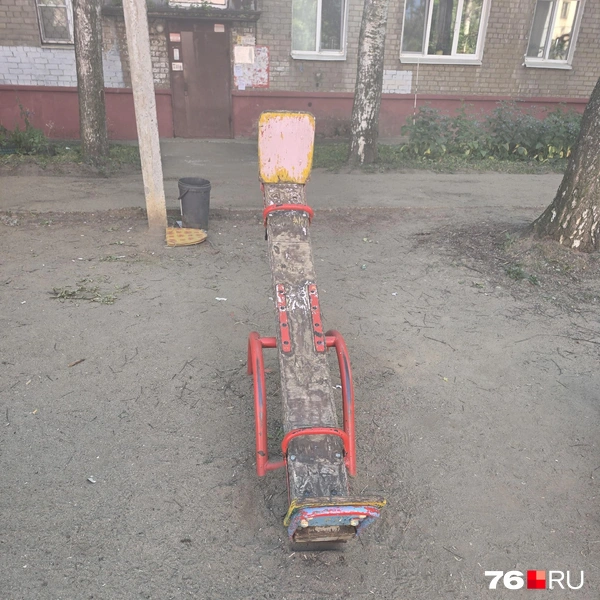 Качель тоже не в лучшем состоянии | Источник: читательница 76.ру