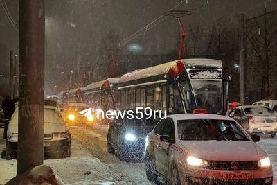 Трамваи стоят на Дзержинского с утра из-за пожара