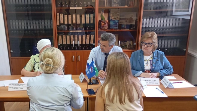Незадолго до того, как обратить на себя внимание на парковке, депутат проводил встречу с жителями | Источник: Павел Васильев / vk.com