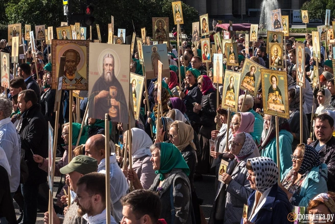 Крестный ход. | Источник: Михаил Огнев / FONTANKA.RU