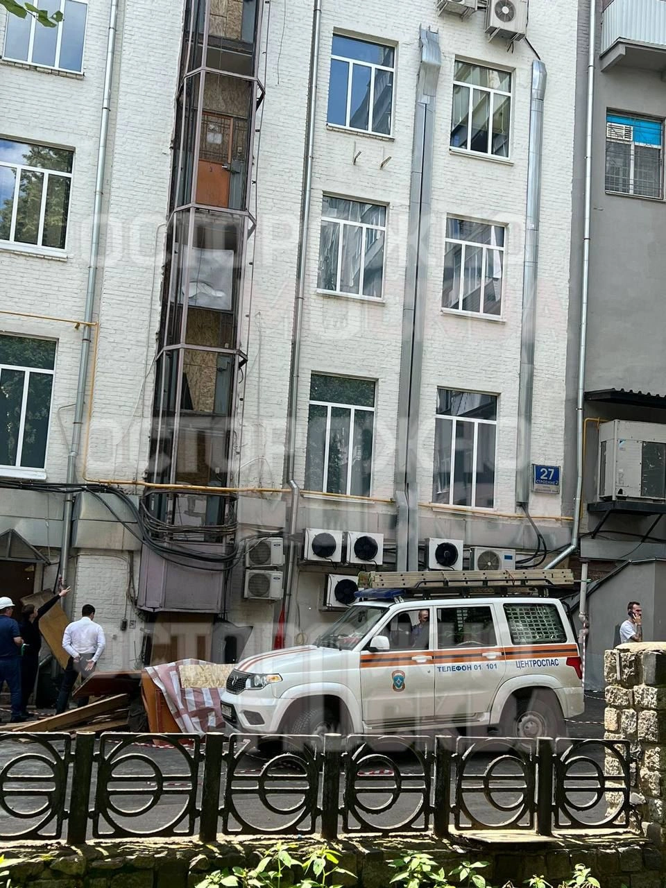 В историческом здании в центре Москвы рухнул лифт, ЧП произошло в доме 27  на Земляном валу, пострадал один рабочий, прокуратура организовала  проверку, там находится станция метро «Курская» - 19 июня 2024 - МСК1.ру