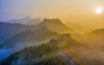 Солнце восходит над Великой Китайской стеной