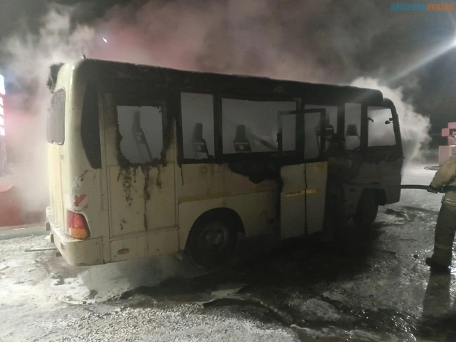 Пожарные потушили автобус, но восстановлению он не подлежит | Источник: «Назарово онлайн»