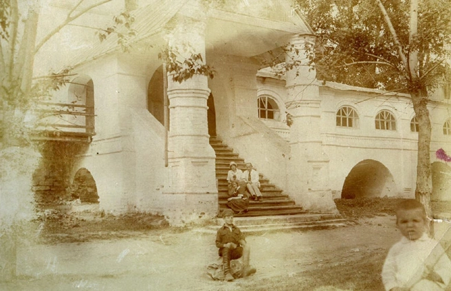 Крыльцо перед входом в монастырь (1925–1926 годы) | Источник: pastvu.com