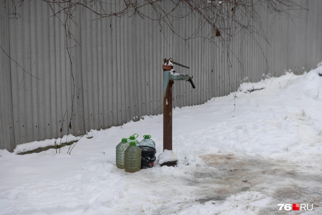 Водоразборная колонка пользуется популярностью у местных  | Источник: Артем Бауман / 76.RU