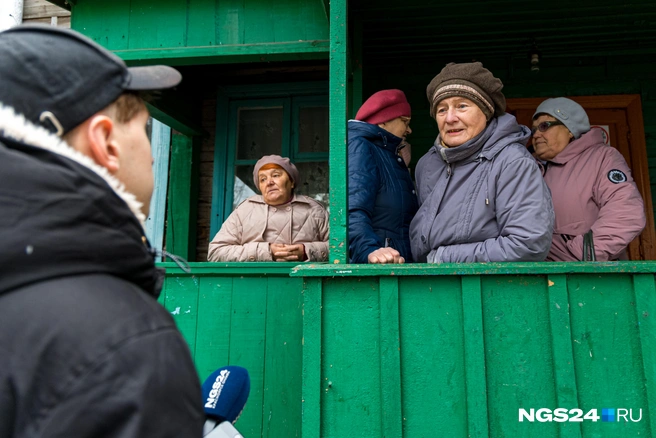 Сначала люди неохотно шли на разговор, ссылаясь на то, что все уже решено. Но спустя несколько минут начали активно обсуждать проблему | Источник: Мария Ленц / NGS24.RU