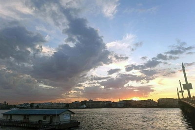 Закат в Петербурге: персиковое небо после дымного утра