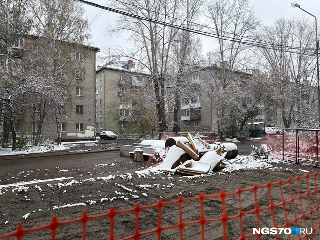 Еще немного строительного мусора и обрезков труб  | Источник: Мария Лобанова / NGS70.RU 