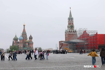 Туристов и горожан пускают на Красную площадь | Источник: Артем Устюжанин / MSK1.RU