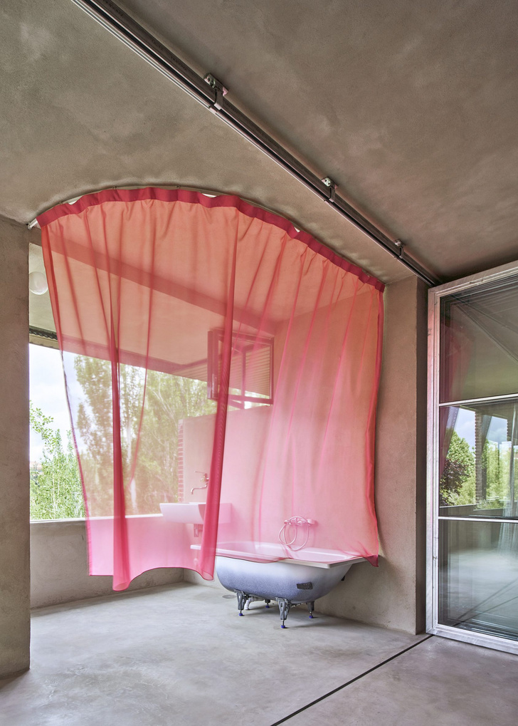Экологичный лофт со спальней в стеклянном кубе в Мадриде