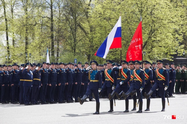 Перед началом праздничного шествия на Советскую площадь вынесли легендарное Знамени Победы и Государственный флаг РФ  | Источник: Кирилл Поверинов / 76.RU