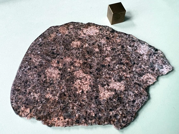 Упавший в Алжире метеорит Northwest Africa 15915 | Источник: Ben Hoefnagels via encyclopedia-of-meteorites.com