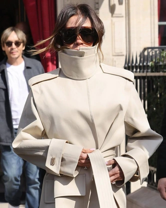 Olsen tuck: заправлять волосы под одежду — новый модный прием от сестер Олсен Olsen tuck: заправлять волосы под одежду — новый модный прием от сестер Олсен