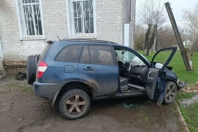 Иномарка врезалась в аптеку в Воронежской области