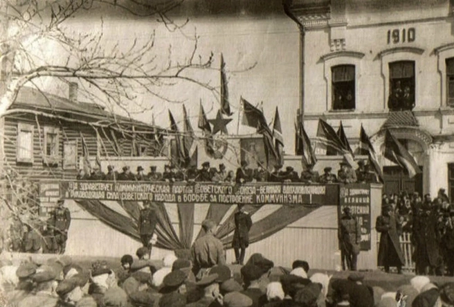 В Мариинске в 50-х главным событием становился праздничный митинг на улице (конечно же) Ленина | Источник: pastvu.com
