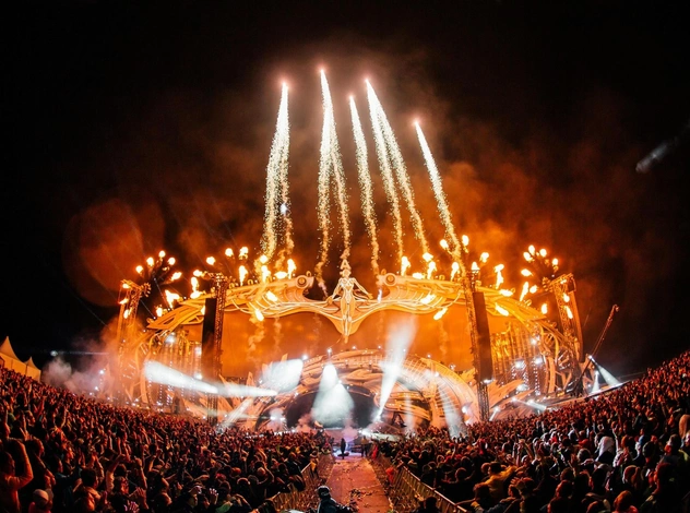 Трагедия Tomorrowland 2025: за два дня до начала самого масштабного музыкального фестиваля на планете сгорела основная сцена