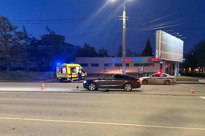 На улице Братьев Кашириных Audi сбил мужчину на электросамокате