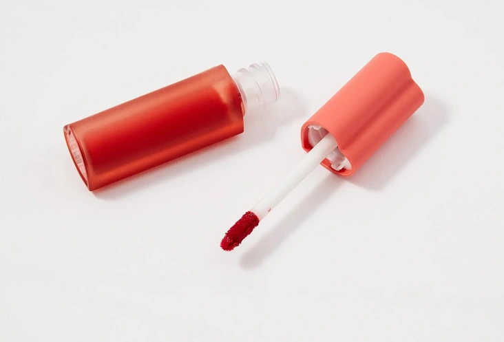 Блеск-тинт для губ Holika Holika Heart Crush Glow SingДелает губы глянцевыми и увлажненными, даря им естественный оттенок. Содержит гиалуроновую кислоту и коллаген, предотвращающие сухость и обветривание. Натуральные фруктовые и ягодные экстракты смягчают губы.