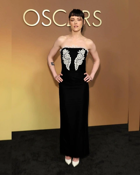 Вампирская готика: Кристен Стюарт возвращается к образу Беллы на Governors Awards 2025 | marieclaire.kz