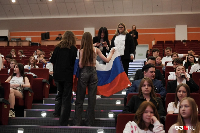 Дети приходили на встречу с флагами | Источник: Дарья Паращенко / 93.RU