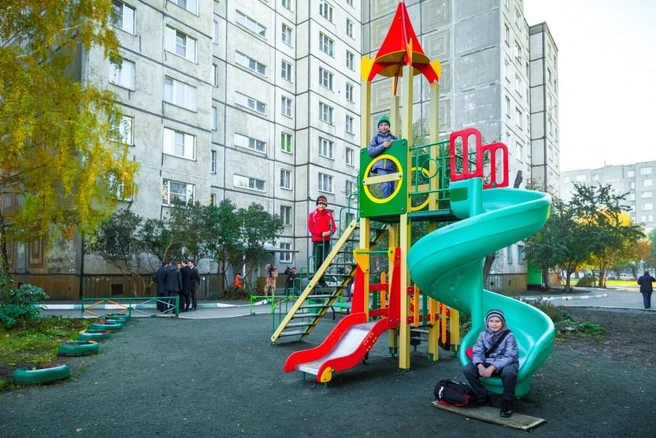 Прежде чем принять дворы, жители просят устранить все недоделки в их дворах | 74.ru
