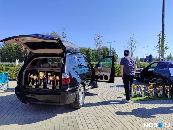 В багажнике одного из авто разместили кубки  | Источник: Мария Тищенко/NGS.RU