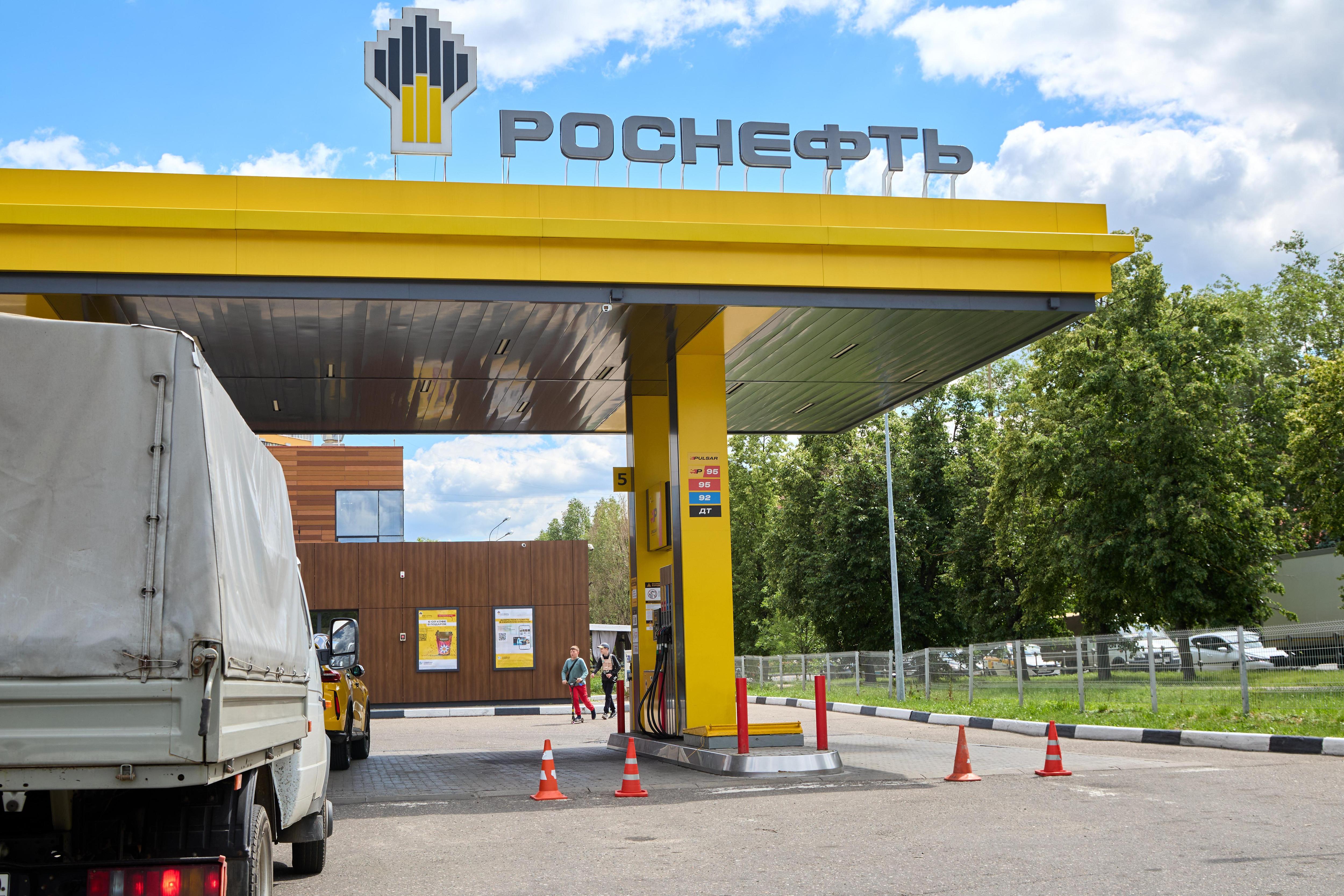 Какие АЗС работают только по топливным картам и для спецтранспорта в Краснодаре? Ответили в мэрии