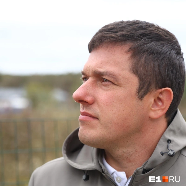 Депутат Сергей Карякин помогает в организации штаба | Источник: читатель E1.RU