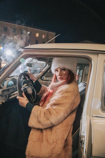 Сооганизатор Яна тоже сделала фото в «Волге» | Источник: Семен Турин