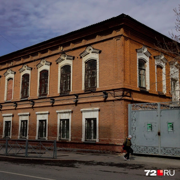 Дом признан памятником архитектуры. До недавних пор здесь был военкомат | Источник: Ирина Шарова / 72.RU