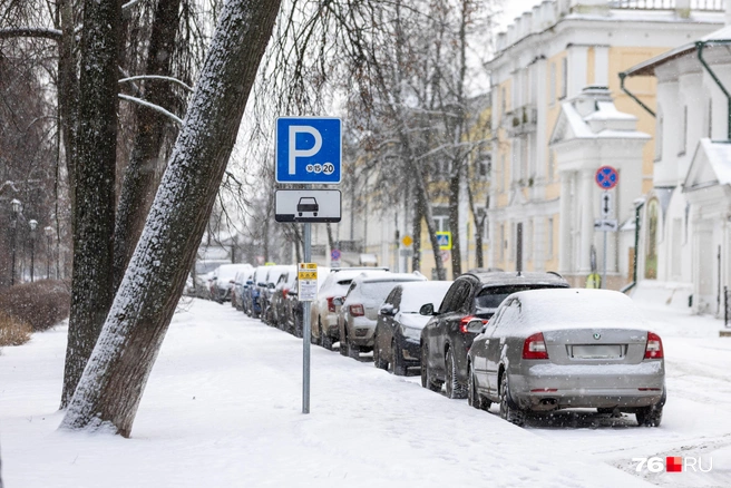 Голубую разметку не видно под снегом | Источник: Артем Бауман / 76.RU