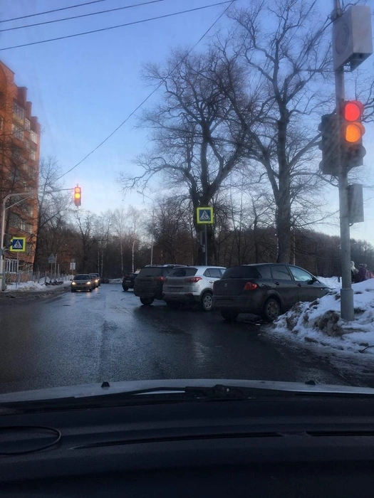 Чтобы объехать препятствие, приходится выезжать на встречную полосу | Источник: Bash.dtp.official / instagram.com