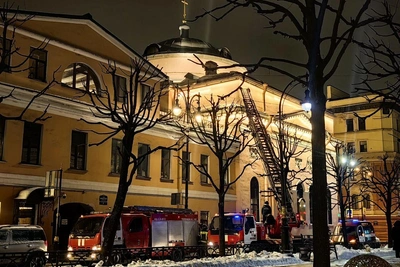 Пожарные устранили сосульки на храме в Петербурге