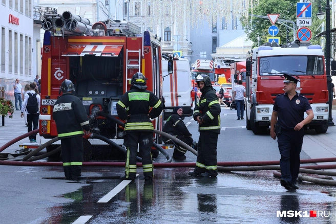 Из-за пожара пришлость перекрыть движение по Большой Дмитровке и Козицкому переулку | Источник: Артем Устюжанин / MSK1.RU