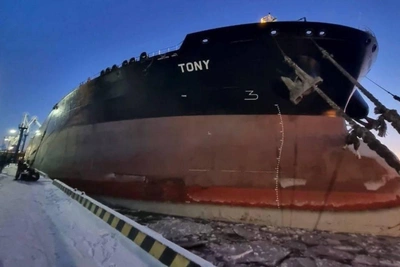 Нефтяной танкер сел на мель в порту Усть-Луга