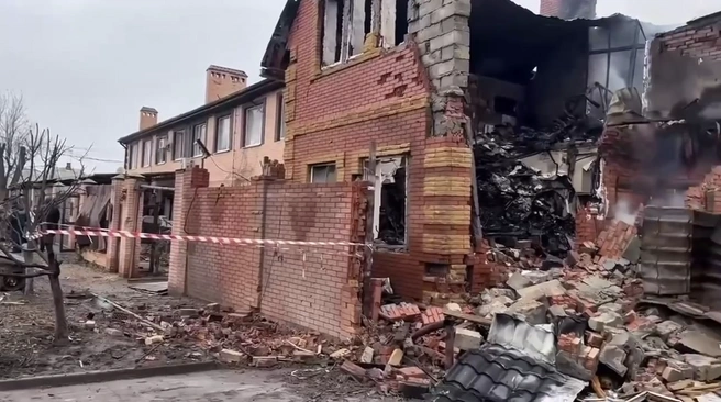 Хозяйка дома погибла, муж и дочь&nbsp;— в больнице | Источник: Юрий Слюсарь / Telegram